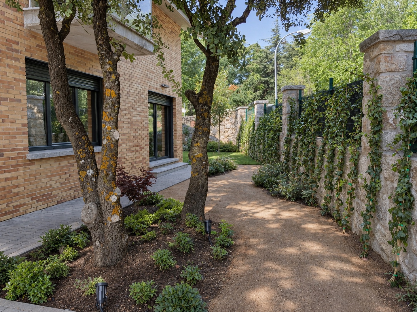 Jardín Las Viñas con vegetación mediterránea
